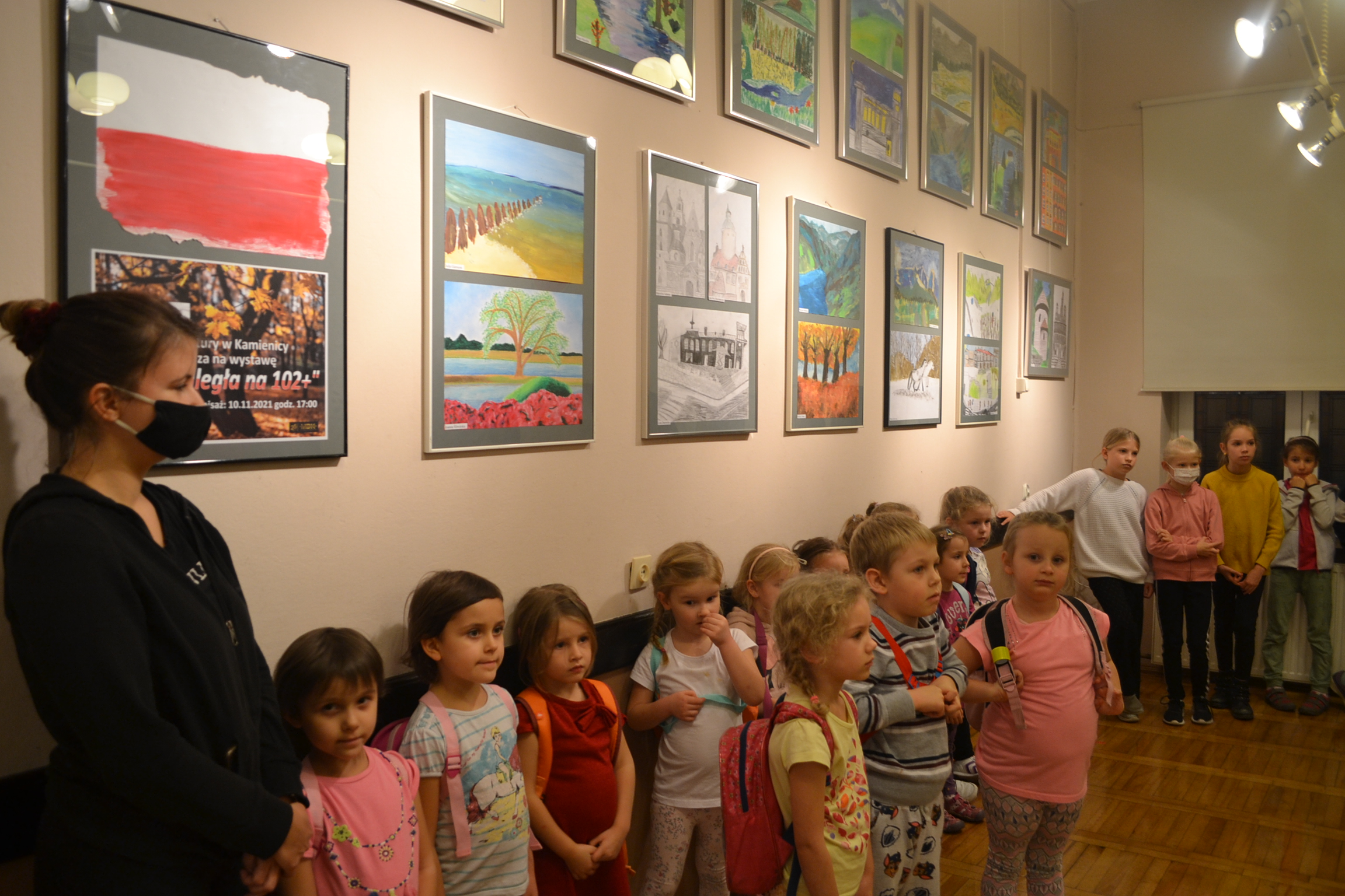 grupa dzieci w sali wystawowej